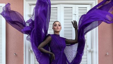 شات‌هایی با لباس توری به شکل پروانه از هانده ارچل در یک مراسم هنری