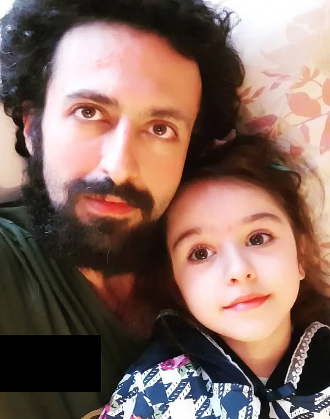 حسام محمودی و دختر سه ساله‌اش