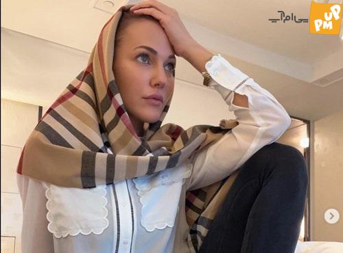 مریم اوزلی که به خرم سلطان معروف است عکس های جالبی از خود در خانه با شالی بر سر منتشر کرد.