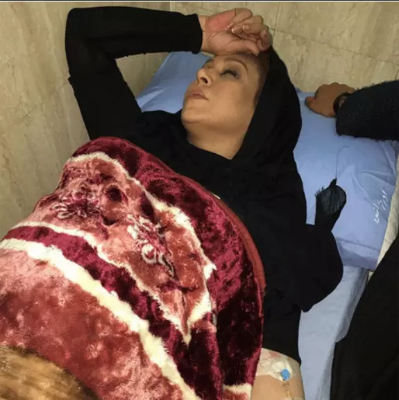 عکسی بسیار تلخ و دردناک از نسرین مقانلو بازیگر زن سینمای کشور با حال بد روی تخت بیمارستان منتشر شد.