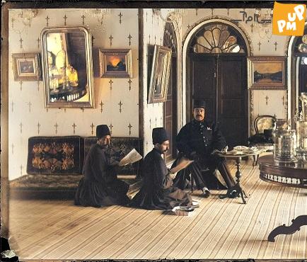 در اینجا دو تا از عکس های آنتوان سوروگین را مشاهده می کنید که پادشاه قاجار را مسئول امور کشور نشان می دهد. (عکس های اصلی سیاه و سفید هستند).