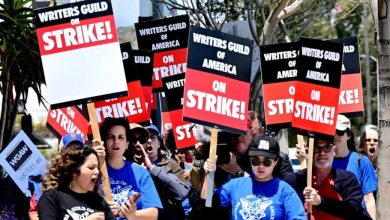 اعتصابات خیابانی این بار برای نویسندگان/ تاخیر عجیب در اکران فیلم و سریال