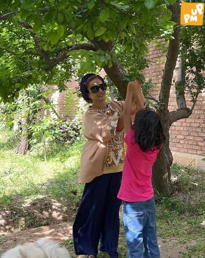 باز هم تصویر عجیب دیگری از دختر «شبنم قلی خانی»/ عکس 1 عکسی از بازی شبنم قلی خانی و دخترش منتشر شد که در آن این بازیگر برای حفظ حریم خصوصی بچه ها چهره خود را نشان نداد.