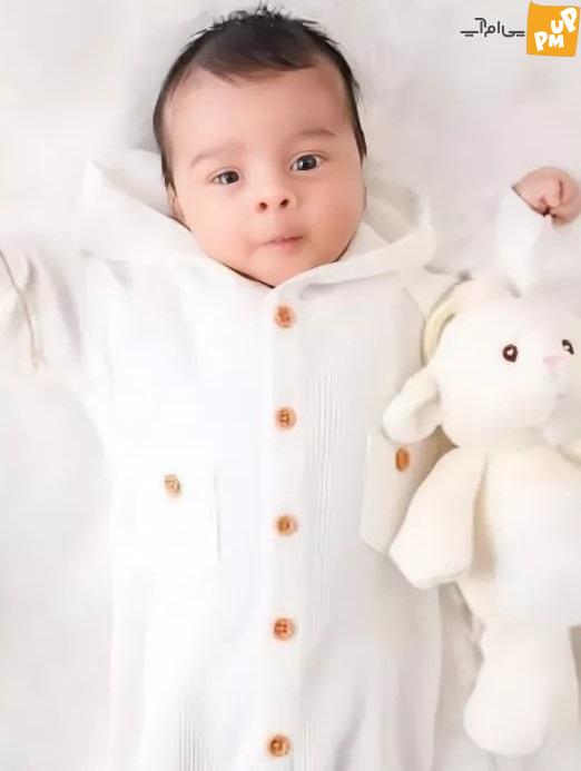 سرانجام رونمایی از چهره کودک 'ساسی مانکن'/ عکس 1 عکسی از نمای نزدیک از پسر ساسی مانکن که به تازگی از همسر جدیدش بئاتا صاحب پسری شده است منتشر شد.