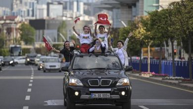ببینید شادی عجیب و غریب مردم در خیابان های استانبول پس از پیروزی اردوغان! فیلم