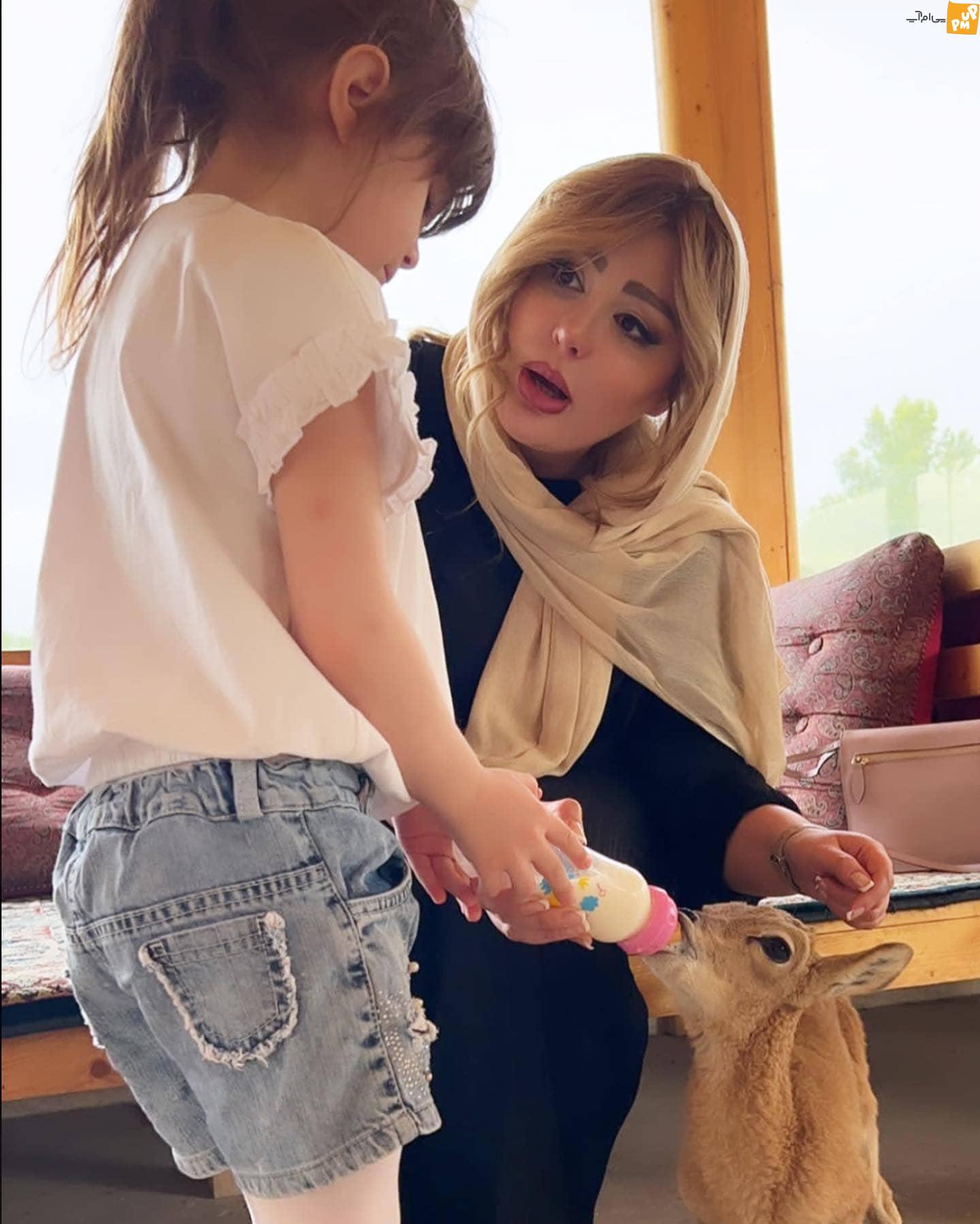 وقتی "نیوشا ضیغمی" دخترش را با حیوانات سرگرم می کند!/ عکس 2 وقتی "نیوشا ضیغمی" دخترش را با حیوانات سرگرم می کند!/ عکس