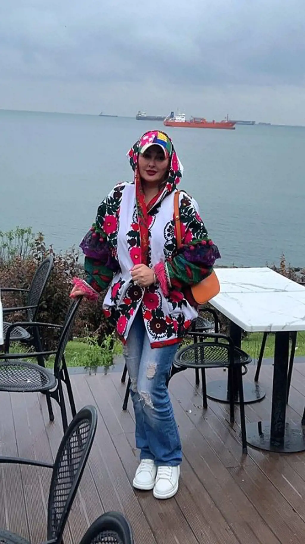 «الهام حمیدی» با این جور لب ها واقعا از خط گذشت/عکس 1 با اینکه الهام حمیدی همیشه با تیپ های عجیب و غریب ظاهر می شود اما این بار تیپ لب دریا او با همیشه تفاوت زیادی داشت.