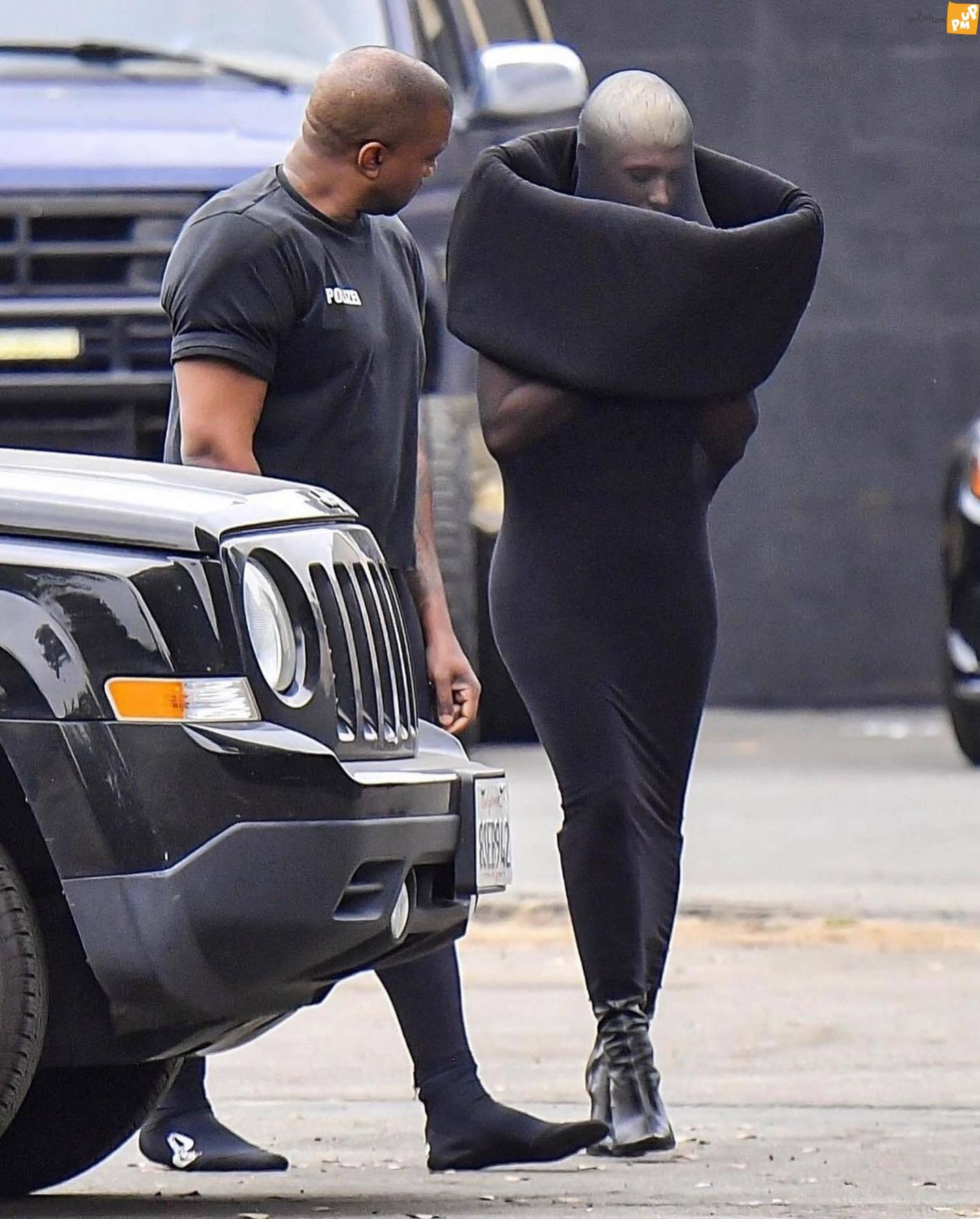 استایل عجیب و غریب این زوج پرحاشیه تمومی ندارد!/عکس 1 تیپ مسخره همسر خواننده رپ معروف در یک مکان مذهبی