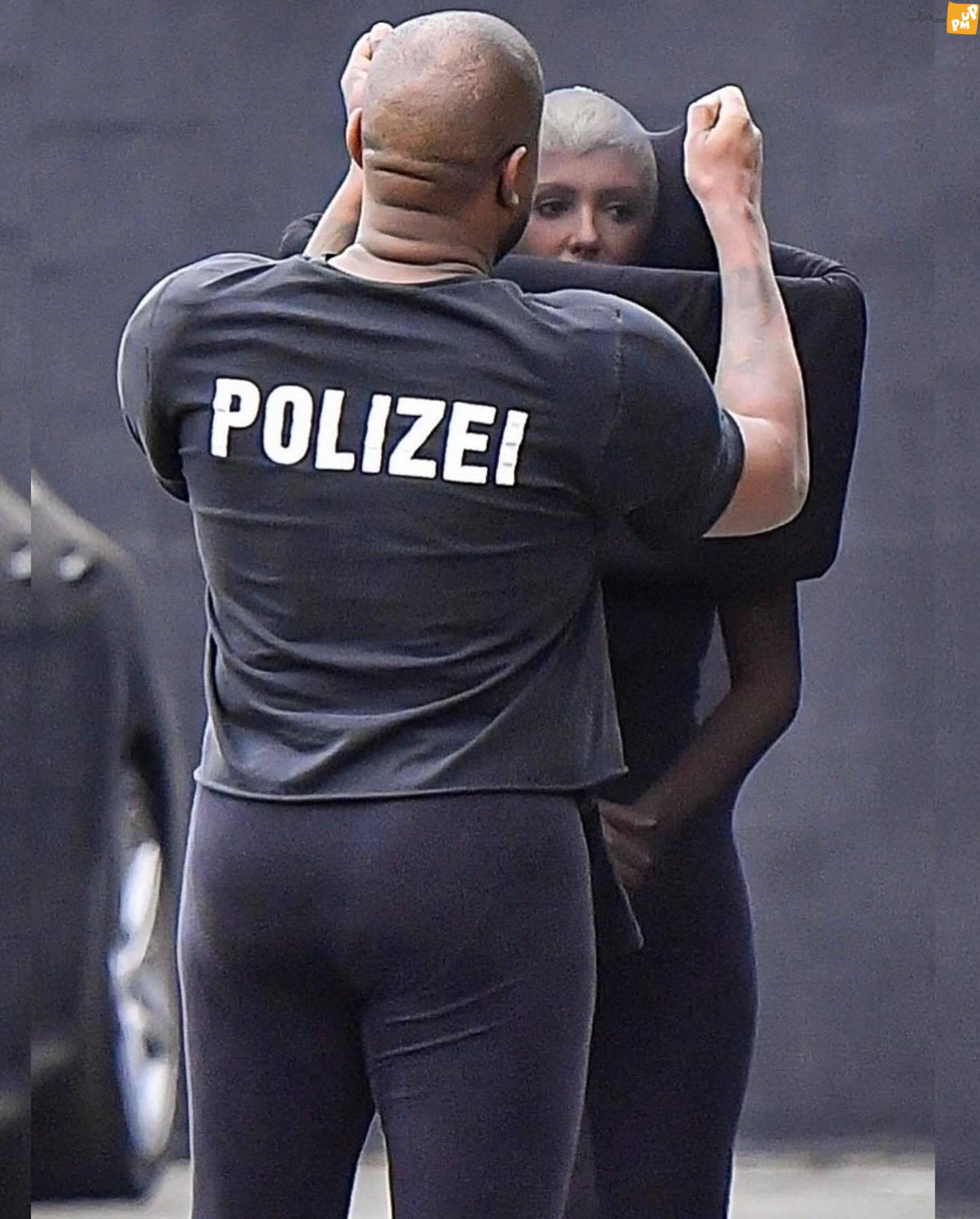 استایل عجیب و غریب این زوج پرحاشیه تمومی ندارد!/عکس 2 تیپ مسخره همسر خواننده رپ معروف در یک مکان مذهبی