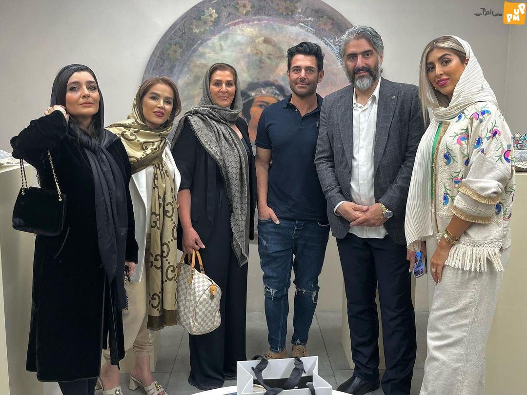 حاشیه های گلزار تمامی ندارد؛ حضور گلزار در مراسم افتتاحیه سالن زیبایی ساره بیات/ تصاویر 7 حاشیه های گلزار تمامی ندارد؛ حضور گلزار در مراسم افتتاحیه سالن زیبایی ساره بیات/ تصاویر