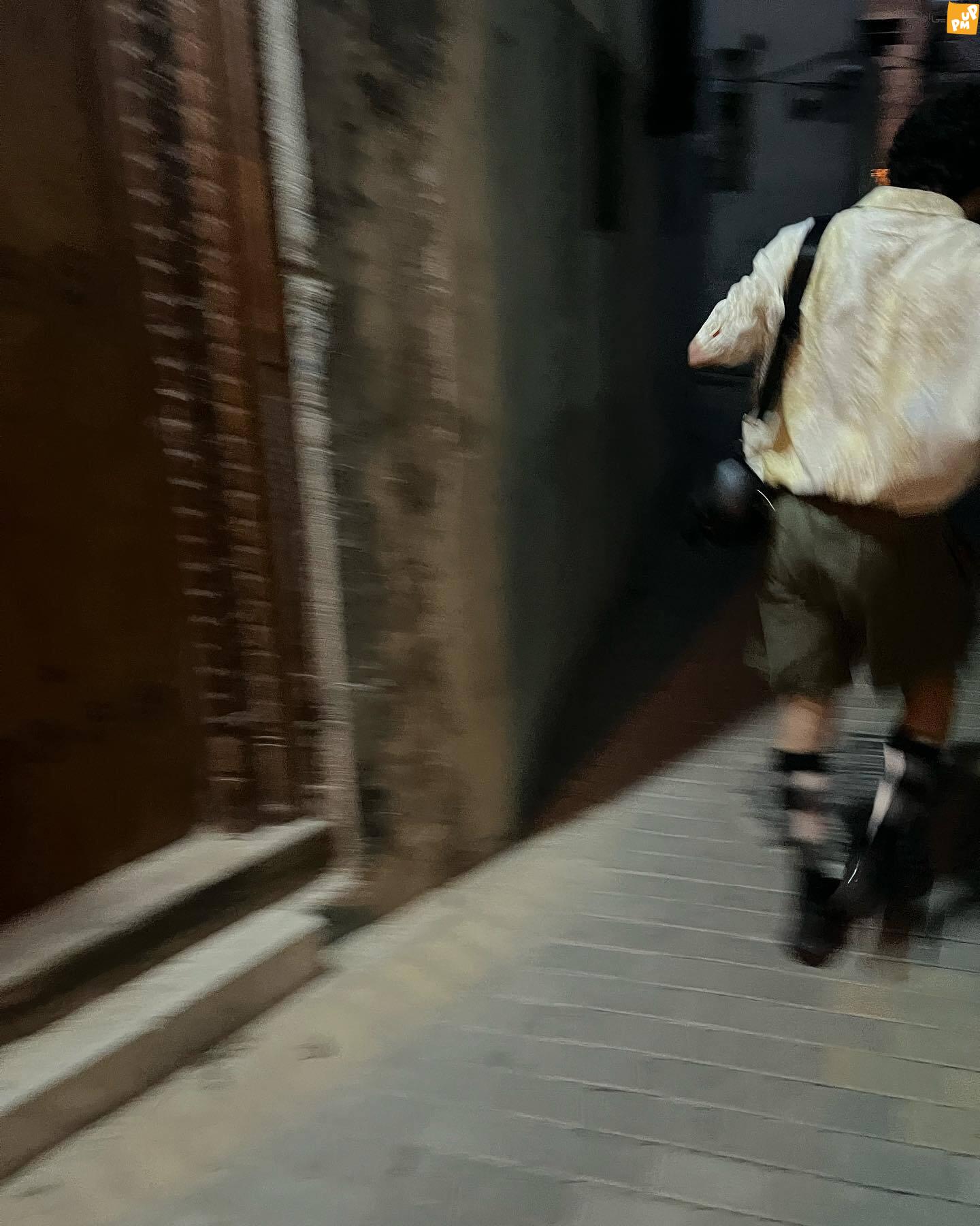 جنجال بازیگر سریال بهمگان با شورت و لاک در خیابان! + تصاویر 2 جنجال بازیگر سریال بهمگان با شورت و لاک در خیابان! + تصاویر