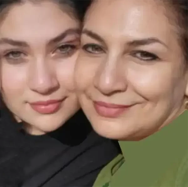 تغییر چهره مجری سرشناس ایرانی دهه شصت پس از مهاجرت به آمریکا/ عکسی از "نگار استخر" در کنار دخترش 1 نگار اشترک با عروسک و صدای شخصیت به شهرت رسید