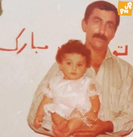 شورش عکس گوینده خبر قدیمی رادیو / پسری با لباس عروسکی با دامن + عکس شورش عکس گوینده خبر قدیمی رادیو / پسری با لباس عروسکی با دامن + عکس