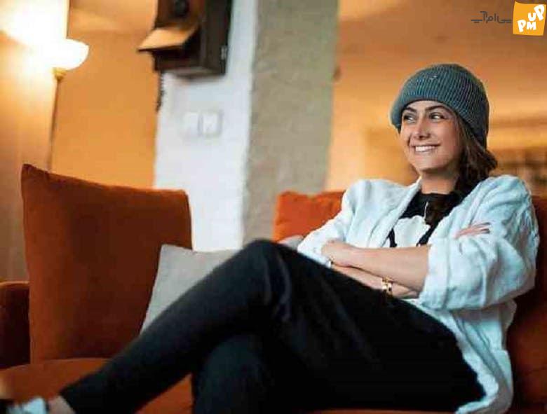 رونمایی از منزل لاکچری آزاده صمدی + 3 ترفند حرفه ای برای بزرگتر نشان دادن خانه! 1 آزاده صمدی چقدر با خوشحالی خانه اش را آراسته است.