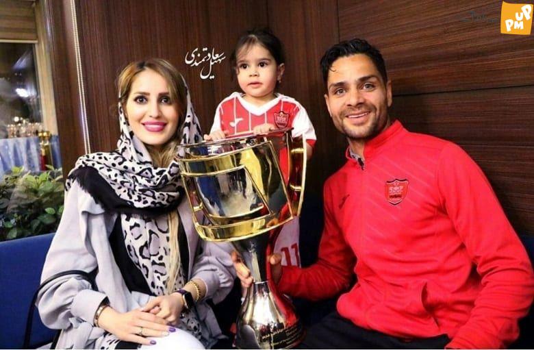 عکس های عاشقانه بازیکنان پرسپولیس در کنار همسرانشان | این عکس های بازیکنان پرسپولیس را برای همیشه دیدید! 2 بازیکنان پرسپولیس با همسرانشان زندگی عاشقانه ای دارند.