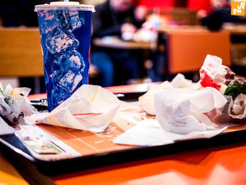 هرگز این ۷ کار را در فست فود انجام ندهید!/ کارهای ممنوعه در رستوران ها هرگز این ۷ کار را در فست فود انجام ندهید!/ کارهای ممنوعه در رستوران ها