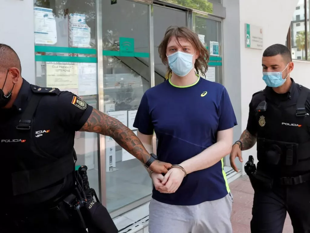 هکر معروف به 5 سال زندان و پرداخت غرامت قربانیان محکوم شد / چهره نادم این هکر در عکس منتشر شده! 1 بازداشت هکر توئیتر