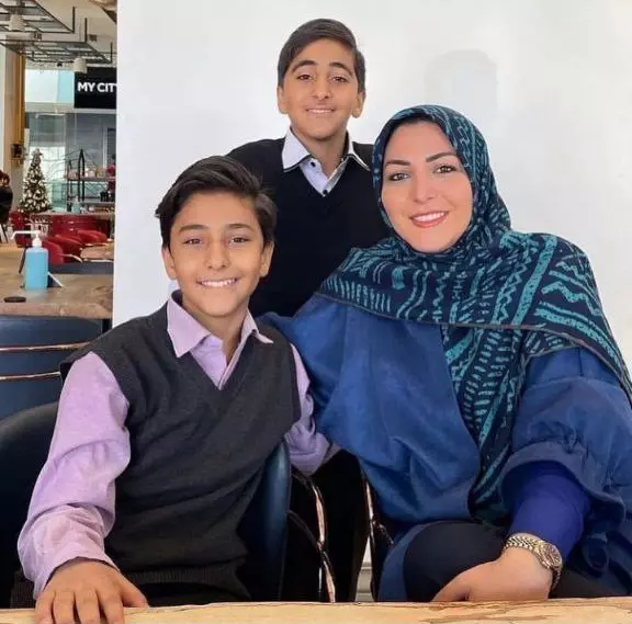 عکسی جالب و منتشر نشده از المیرا شریفی مقدم مجری معروف تلویزیون در کنار دو فرزندش به دلیل سن و سال همه را شگفت زده کرد.