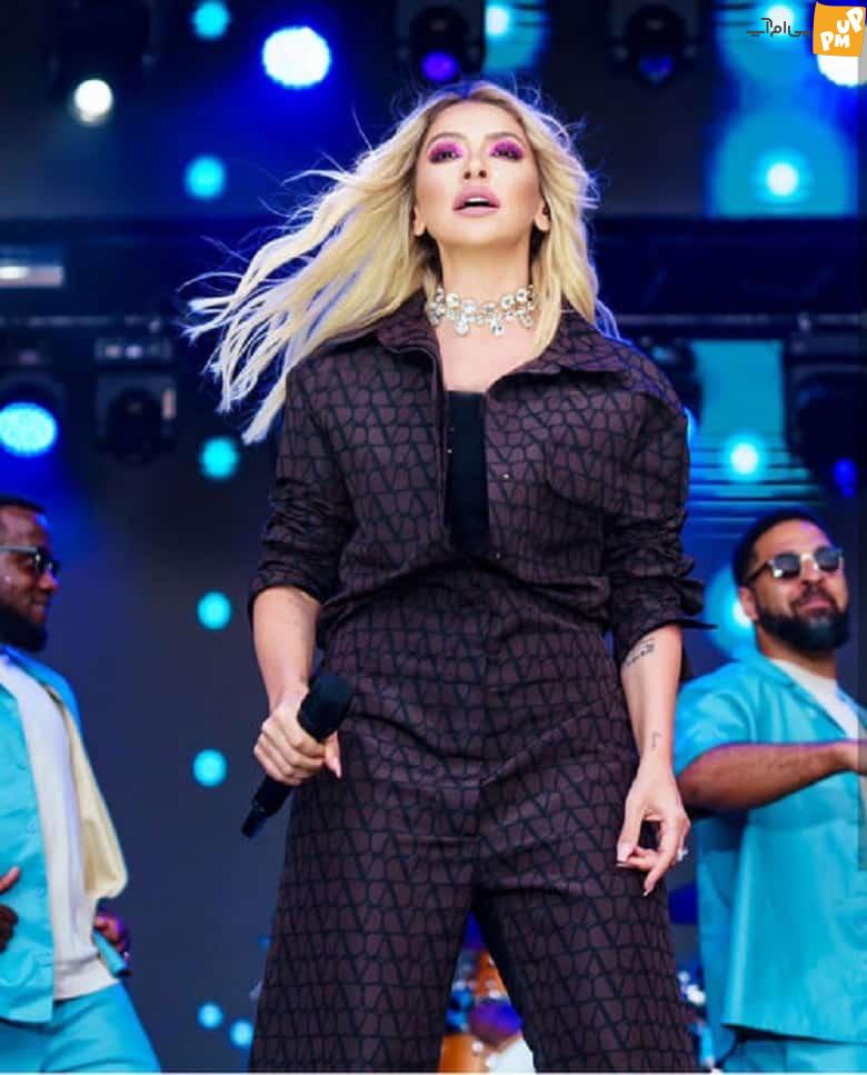 حدیثه خواننده معروف ترکیهای با استایل جذاب بر روی صحنه! /عکس 1 حدیثه روی صحنه لباسی خاص و شیک پوشیده بود.