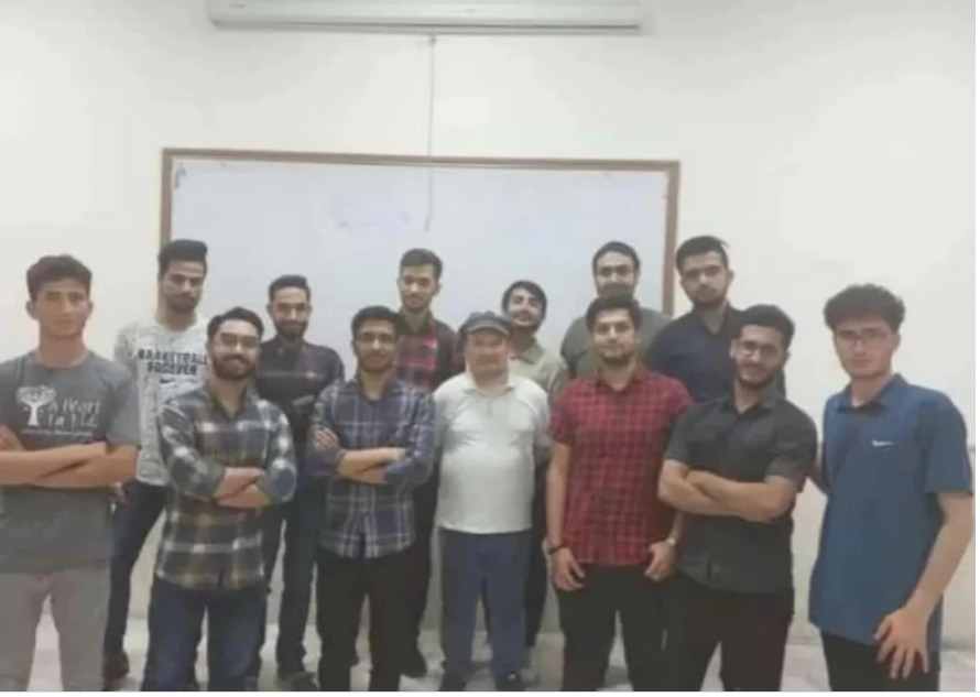 آیا باورتان میشود کاراکتر قلقلی، استاد دانشگاه باشد؟/ تصویری از شهرام لاسمی ملقب به قلقلی در کلاس درس! 2 آیا باورتان میشود کاراکتر قلقلی، استاد دانشگاه باشد؟/ تصویری از شهرام لاسمی ملقب به قلقلی در کلاس درس!