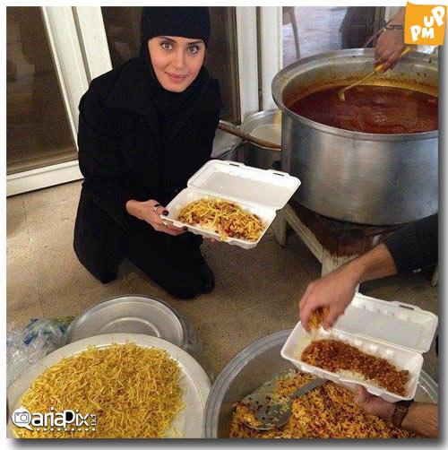 الناز شاکردوست امسال به سبک جدیدی در محرم نذری داد! /بالاخره سر و کله خانم بازیگر در لباس مشکی پیدا شد! 1 الناز شاکردوست امسال به سبک جدیدی در محرم نذری داد! /بالاخره سر و کله خانم بازیگر در لباس مشکی پیدا شد!