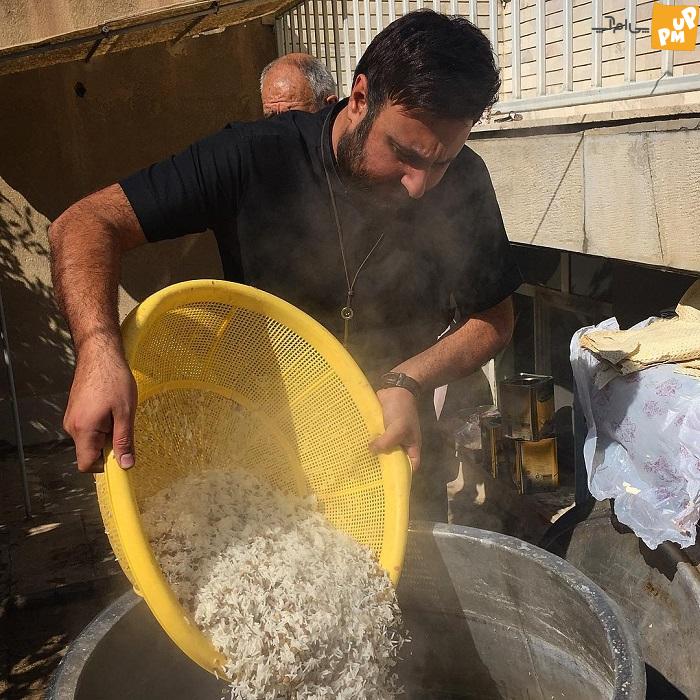 عکس قدیمی محمد علیزاده هنگام تهیه غذای نذری محرم مجدد وایرال شد!/عکس