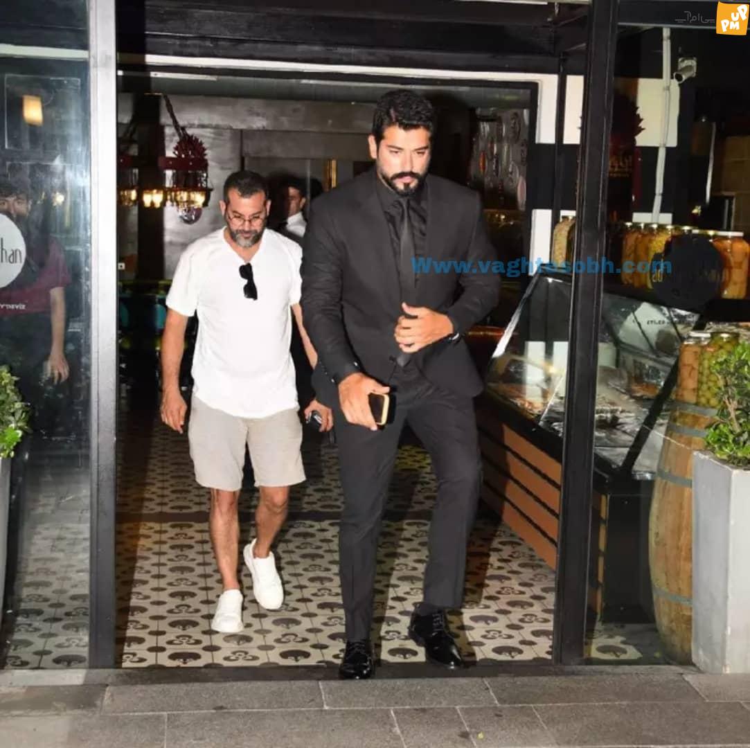 بوراک اوزچیویت با استایل شیکش کولاک کرد!/عکس 1 بوراک اوزچیویت با استایل شیکش کولاک کرد!/عکس