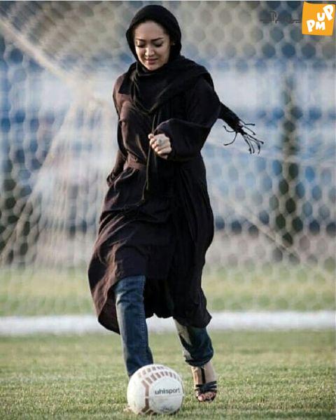 نیکی کریمی وارد توپ شد 1 نیکی کریمی فوتبال دوستی بازی می کند