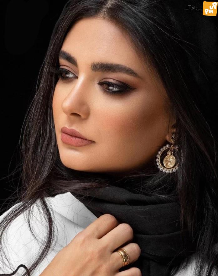 نگاهی به استایل و اکسسوری های جذاب این بازیگر زن. نگاهی به استایل و اکسسوری های جذاب این بازیگر زن.