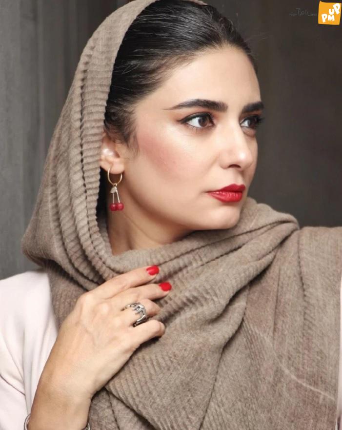 نگاهی به استایل و اکسسوری های جذاب این بازیگر زن. نگاهی به استایل و اکسسوری های جذاب این بازیگر زن.