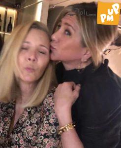 دورهمی بازیگران سریال "فرندز" به بهانه تولد لیسا کودرو!/ تصاویر 2 دورهمی بازیگران سریال "فرندز" به بهانه تولد لیسا کودرو!/ تصاویر