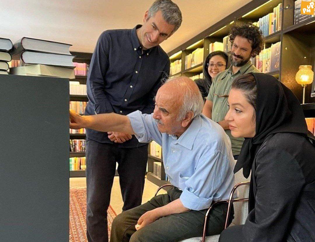حضور استاد شفیعی کدکنی در کتاب فروشی مجتبی جباری همه را سر شوق آورد!/استاد بزرگ در بین مردم عاشق کتاب!/عکس