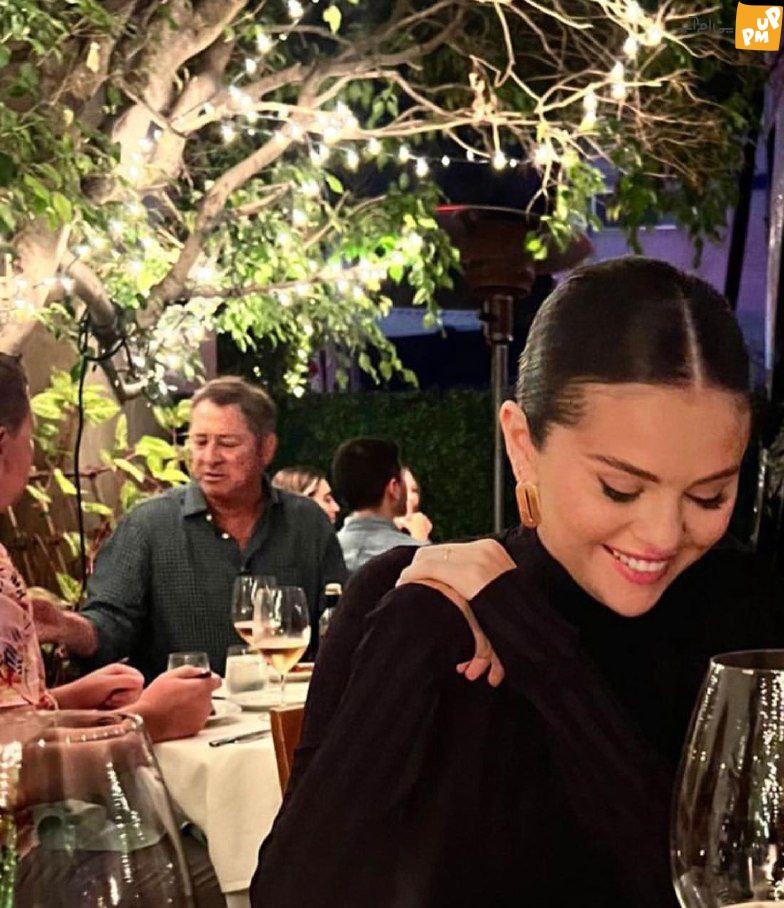 زیبایی خیره کننده سلنا گومز با این لباس! / رستوران گردی سلنا گومز و خواهرش با استایلی دخترانه! 1 زیبایی خیره کننده سلنا گومز با این لباس! / رستوران گردی سلنا گومز و خواهرش!