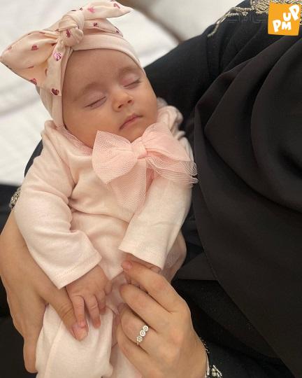 محیا اسناوندی مجری معروف ایرانی عکسی از خود در کنار دختر تازه متولد شده اش را در اینستاگرامش به اشتراک گذاشت.