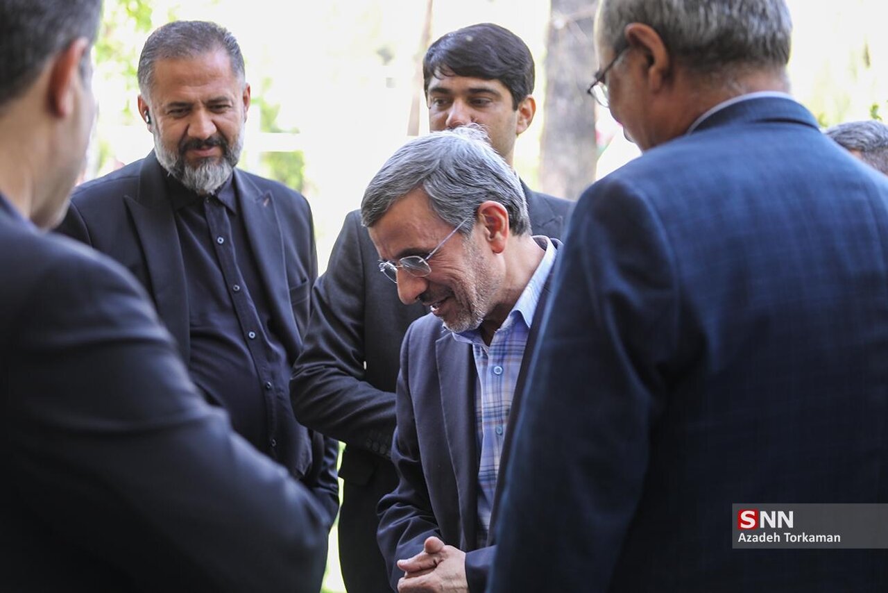 آیا چهره احمدی نژاد بعد از جراحی پلک تغییر کرد؟ / فریادهای او در مراسم +تصاویر