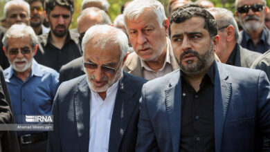 غیبت احمدی نژاد در مراسم ختم معاونش/ سیاستمداران سابق آمدند + عکس